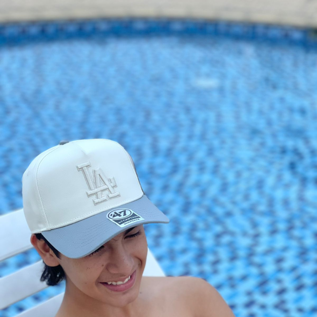 Gorra LA en Beige, Blanco con Azul & Blanco