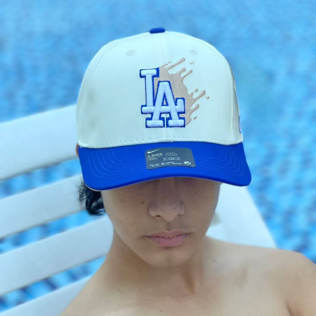 Gorra LA en Beige, Blanco con Azul & Blanco