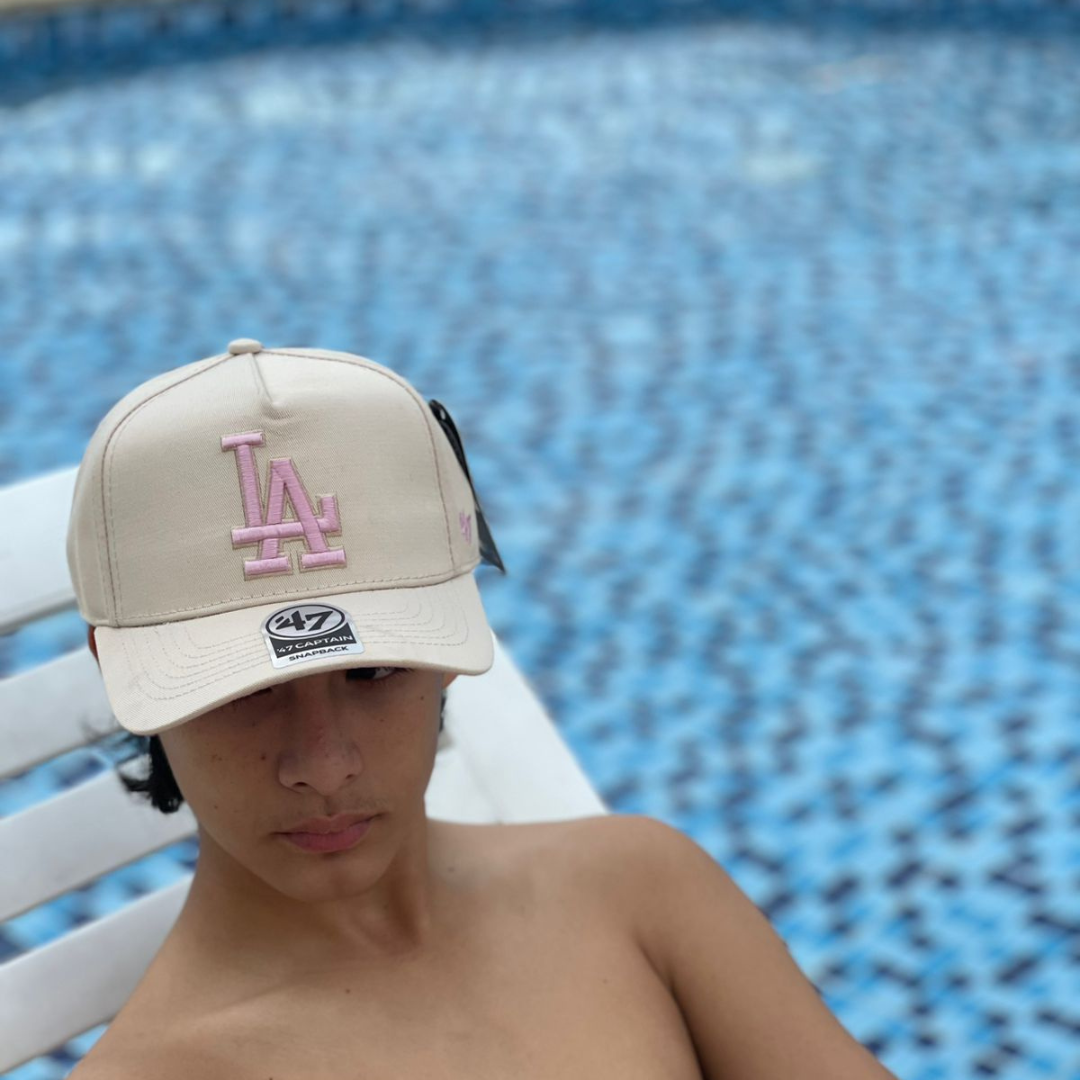 Gorra LA en Beige, Blanco con Azul & Blanco